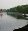 黃水河兩岸生機盎然，綠意蔥蘢，走在兩岸曲徑通幽的小路上，暗香來襲，沁人心脾，成為西寧市的一處天然氧吧。